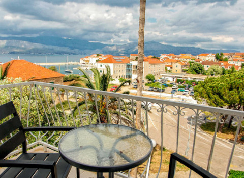 Slnečná dovolenka s polpenziou na chorvátskom ostrove Brač vo vile len 50 m od pláže.