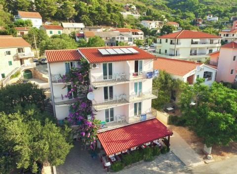 Makarská riviéra v Apartmánoch Ivan 500 metrov od mora a s českou reštauráciou.