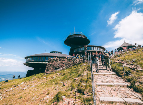 Krkonoše - aktívna dovolenka v penzióne Vraní bouda s polpenziou a výhľadom na Sněžku.