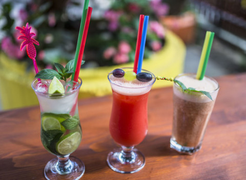 Letné miešané alko a nealko drinky na terase v Creative Club v centre Prešova.