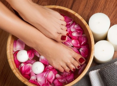 Mokrá pedikúra alebo pedikúra s gél lakom. Aby naše telo mohlo dýchať slnečné lúče.