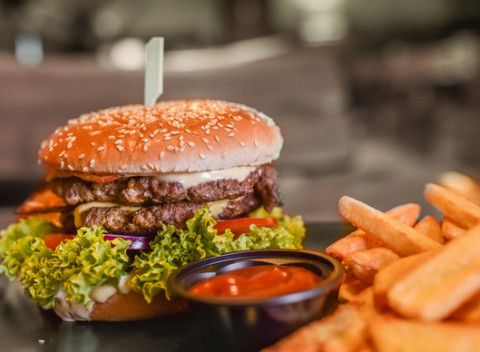 Pripravte si chuťové bunky na kvalitné hovädzie mäso so slaninkou v čerstvej žemli s hranolkami a BBQ omáčkou v Staromeštianskej pivotéke.