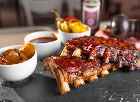 Kuracie stehienka, pečené bravčové rebrá alebo pivná degustácia v reštaurácii Srdcovka Reduta.