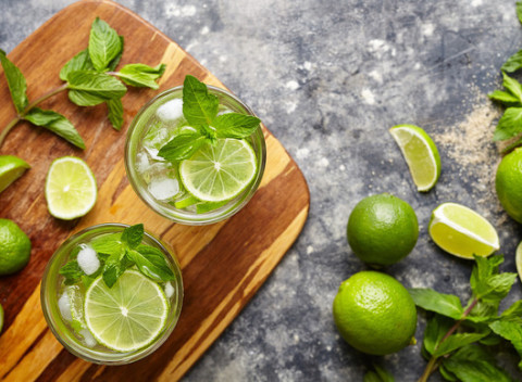 Letné miešané drinky s ľadom podľa výberu - dva za cenu jedného priamo na Obchodnej ulici.