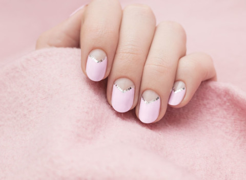 Gélové nechty, japonská manikúra alebo spevnenie prírodného nechta gélom.