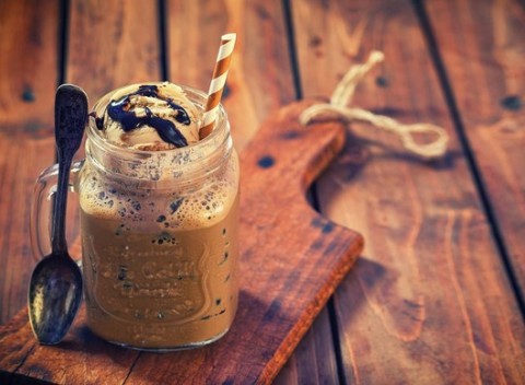 Letné osvieženie pod mestskou bránou v Barbakan bar & restaurant – limonáda alebo káva.