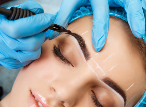 Permanentný make-up obočia, očných liniek alebo pier v Khaleesi cosmetics.