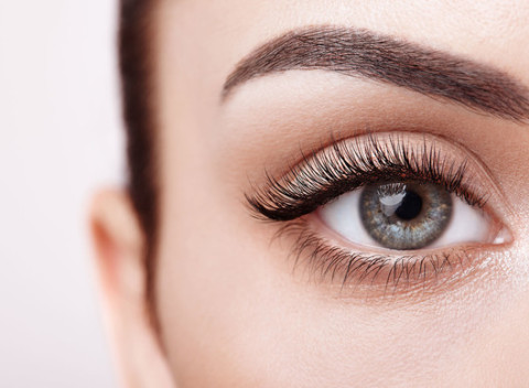 Lash lifting - skrášlenie mihalníc s farbením a aplikáciou keratínu pre zvýraznenie očí.