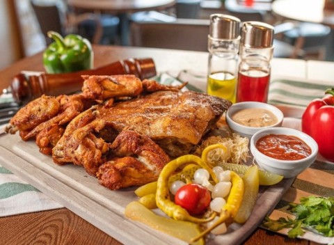 Grilované bravčové rebrá alebo krídla v 75 Restaurant & Beer v Bratislave.