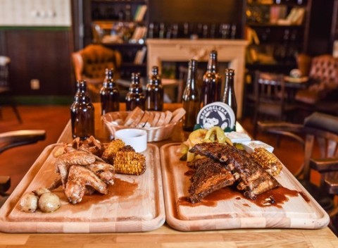 Marinované grilované BBQ rebierka alebo kombo s kilom chilli kuracích krídelok v Pivárničke.