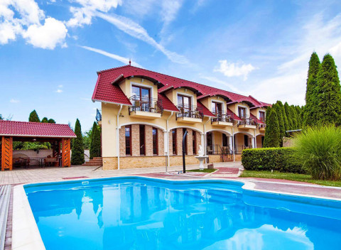 Kúpele Bük v penzióne s vírivkou, bazénom, zapožičaním bicyklov a raňajkami + varianty so vstupom do termálov.