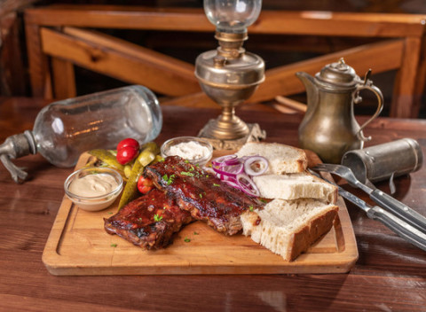 Špeciality - kridelká, koleno či rebierka k pivku v reštaurácii Corleone u Kmotra.