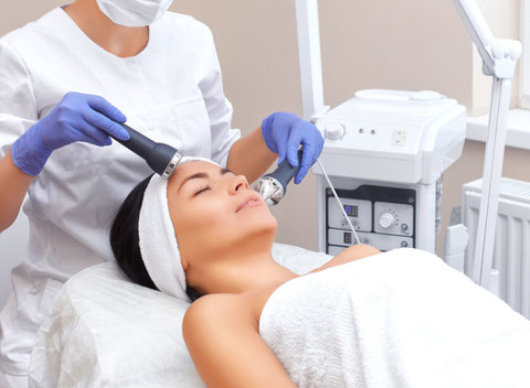 Mezoterapia bez ihiel, mikrodermabrázia alebo ošetrenie pleti 24 karátovým zlatom.