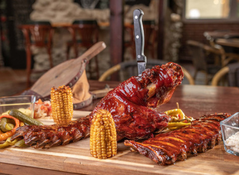 Dvojkilové grilované koleno, rebrá alebo combo s pivom v Domácej pivárni.