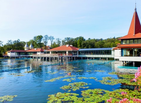 Hévíz: wellness pobyt v Hoteli Erzsébet *** so vstupenkou k termálnemu jazeru.