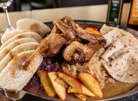 Chrumkavá pečená kačica pre 4 osoby – s kapustom, knedlíkom a lokšami.