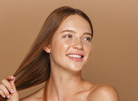 Kompletný strih pre všetky dĺžky vlasov v salóne Nefertity. Vystúpte zo svojho šedého tieňa.