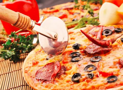 Skvelá chrumkavá pizza Príďte sa najesť s priateľmi alebo s rodinou
