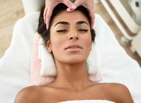 Reflexná terapia chodidiel, antistresová masáž hlavy alebo uvoľnenie karpálneho tunela.