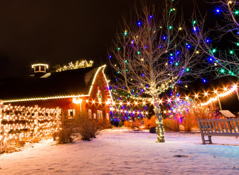 Žiarivé vianočné osvetlenie v podobe reťazí, záclon či svietiacich cencúľov.
