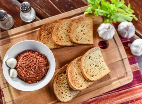 Porcia chutne namiešaného hovädzieho tataráčiku v Starohájskej pivárni v Petržalke.