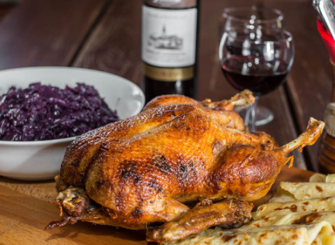 Kačacie hody v Starohájskej pivárni. Večer ako stvorený na rozhovory s priateľmi.