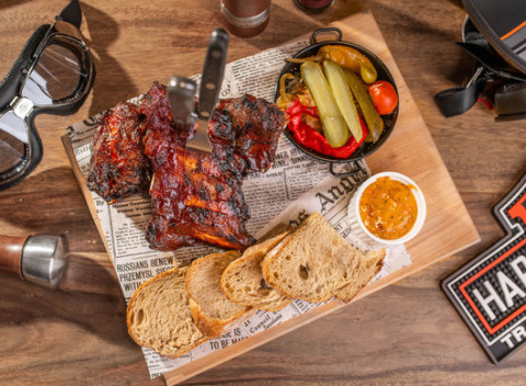 Grilované špeciality + pivo v HARLEY SALOON®. Poďte na poriadne rebrá, krídla či koleno.