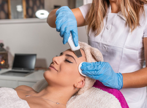 Komplexné hĺbkové ošetrenie pleti v novootvorenom salóne. Kozmetické ošetrenie podľa výberu.