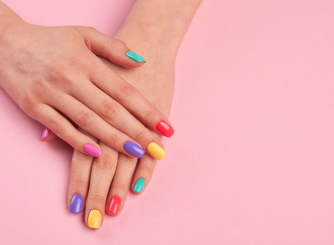 Manikúra s bio gél lakom a lakom Shellac. Pýšte sa nechtami pravej dámy!