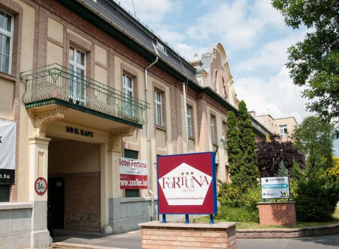 Haloweensky predĺžený víkend v Budapešti pre dvoch s raňajkami za super cenu.