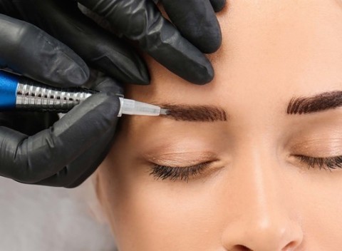 Microblading – tetovanie obočia prirodzenou metódou čiarkovania, ktoré vydrží 2 až 5 rokov.