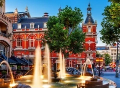 Jedinečný Amsterdam Podvečer si môžete vychutnať plavbu loďou