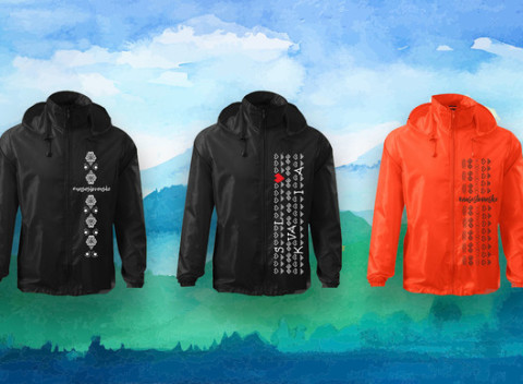 Bunda so slovenským motívom a praktickým vrecúškom na zbalenie do klbka.