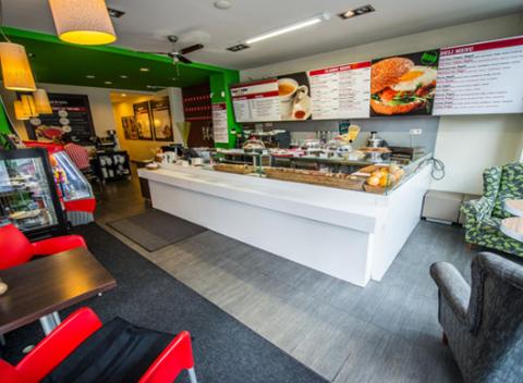 Pridajme sa k Bagel mánii Bágel podľa vlastného výberu s kávou či limonádou