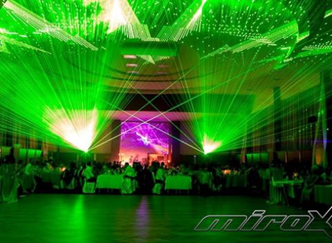 Hra svetiel len pre vás. Profesionálna Laser show v trvaní 5 hodín pre párty.