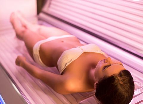 Zvodne hnedá pokožka Vďaka solárnemu štúdiu Ergoline