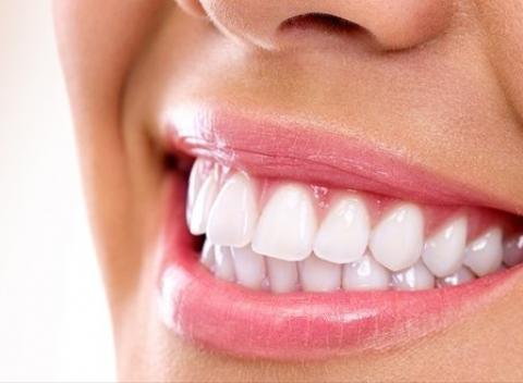 Profesionálne bielenie zubov v Centre Vitality a zdravia v Bratislave. Cíťte sa skvelo a atraktívne zakaždým, keď na niekoho vyceríte zúbky!