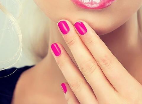 Krásne a upravené nechty Štvorvrstvové lakovanie nechtov gélovým lakom 