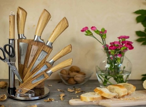 Sada kvalitných kuchynských nožov. 8-dielna sada kuchynských nožov v dizajne dreva.