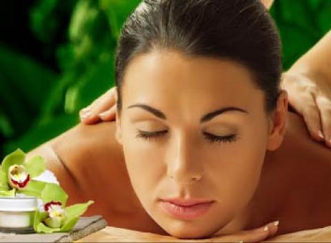 Doprajte si 60 minút luxusu Thajská kombinovaná masáž či masáž chrbta a šije