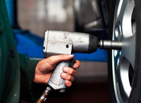 Výmena kolies a prezutie Kompletná vizuálna kontrola auta profesionálmi