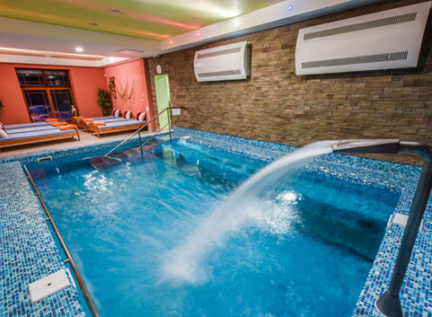 Oddych v známom kúpeľnom Sanatóriu Dr. Guhra s wellness, polpenziou a možnosťou procedúr.