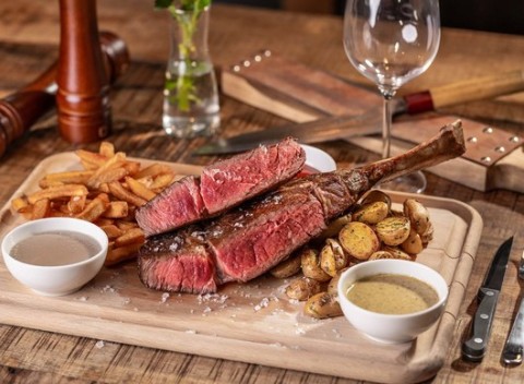 Tatarák alebo šťavnatý tomahawk steak pre 2 osoby v  La Boo Restaurant.