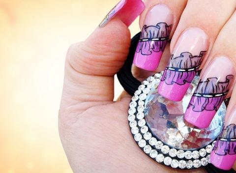 Krásne a pestované ruky Aplikácia gélových nechtov vrátane lakovania