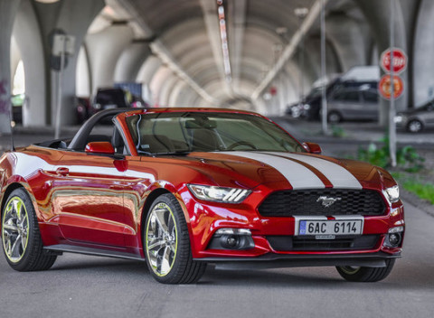 Splňte si sen o jazde na legende. Nezabudnuteľná jazda na prenajatom Mustangu Cabrio.