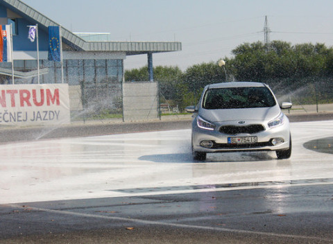 Celodenný kurz bezpečnej jazdy na SLOVAKIA RINGU - škola šmyku vhodná pre všetky úrovne vodičov.