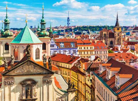 Jeseň v centre Prahy Množstvo kultúrnych a  turistických atrakcií v okolí