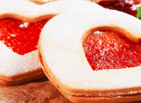 Sladké pochúťky na stole Vianočné pečivo - linecké koláčiky, vanilkové rožky