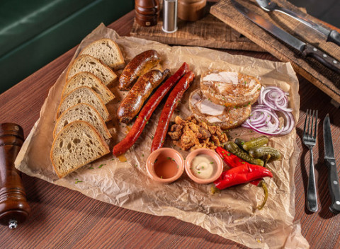 Zabíjačkový tanier pre dve osoby. Najlepšie zabíjačkové pochúťky v Reštaurácii U Susedov.