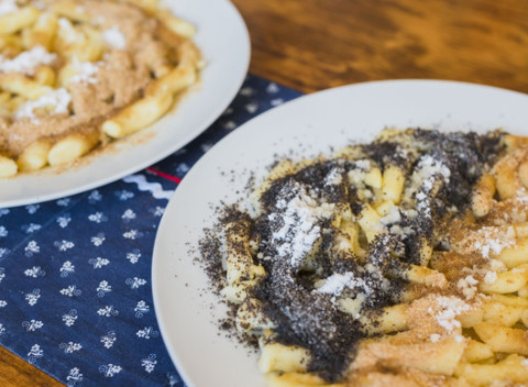 Poctivé domáce, ručne robené šúľance s makom a strúhankou, so strúhankou alebo s makom.